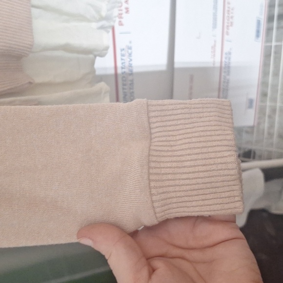 DEREK HEART SIZE SMALL COLD SHOULDER PINK SWEATER WITH RUFFLE HEM - Picture 3 of 6